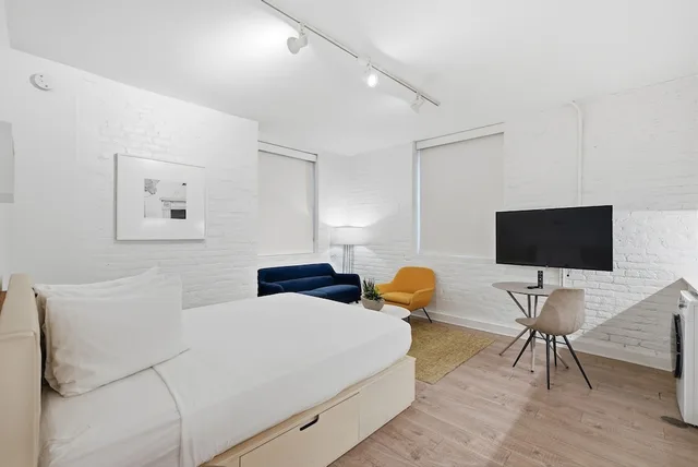 Deluxe, Studio, Mansion, Queen Bed، Placemakr Dupont Circle 4/10