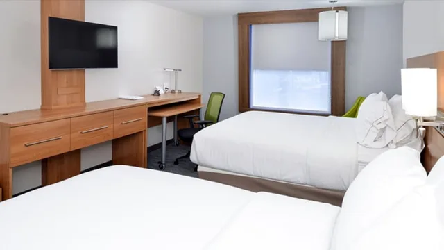 غرفة قياسية بسريرين كوين، Holiday Inn Express & Suites Lexington - Hamburg Area 1/3