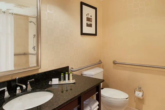 غرفة بسريرين كوين بحوض استحمام لذوي الإعاقة، Doubletree by Hilton Hotel Omaha Downtown 1/1