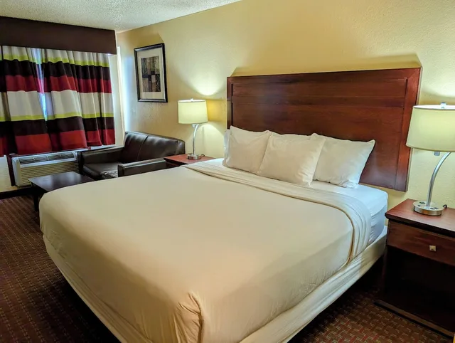 غرفة بسرير كينج لذوي الإعاقة، Travelodge by Wyndham Enid 2/7