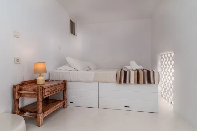 White, House, Double and Twin Beds, Atlantis Houses 2/2