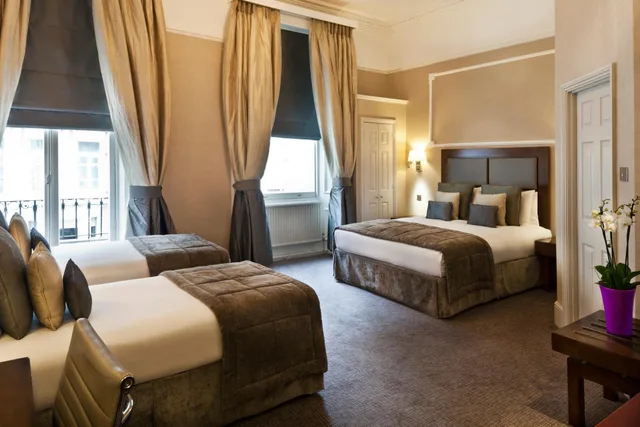 غرفة كومفورت ثلاثية بسرير مزدوج مع أريكة، Strathmore Hotel - Gem Hotel 1/1