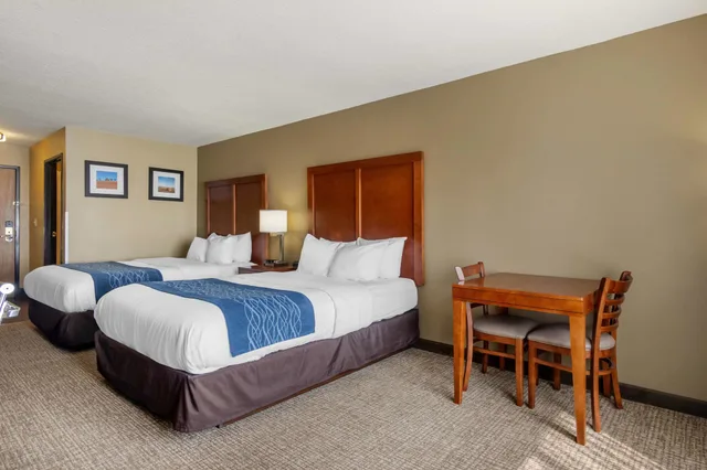 غرفة قياسية بسريرين كوين، Comfort Inn & Suites Pittsburg, KS 2/3