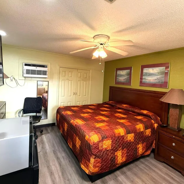 Room, King Bed, Smoking, Riviera Motel Elba Near Enterprise US 84 3/7