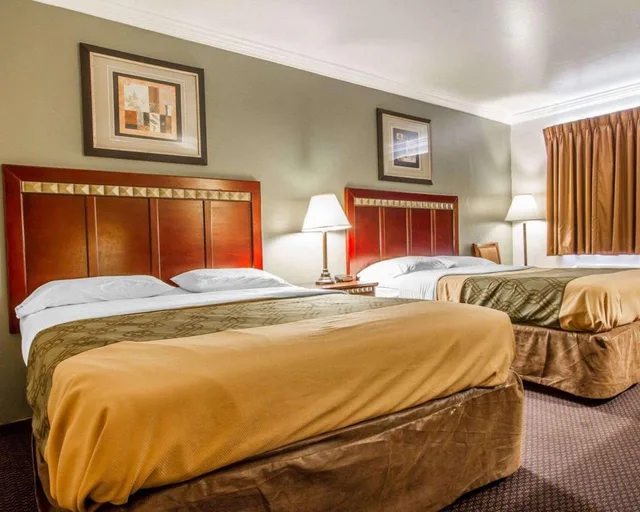 غرفة بسرير فردي وسريرين كوين، Rodeway Inn Prescott 1/1