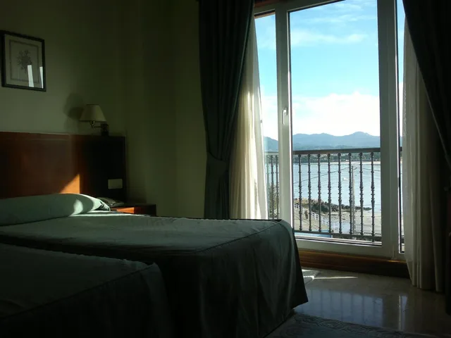 Room, Twin Beds, with Extra Bed, Bahia Bayona Hotel 2/3