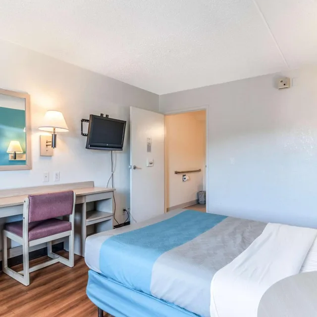 1 Full Bed - Mobility Access RI Shwr, Nsmk، Motel6 Farmington Hills, MI - Northwest - Farmington Hills 3/10