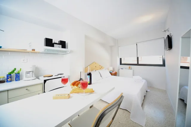 Blue, City, Studio, Queen Bed، Live In Athens Short Stay Apartments 3/10