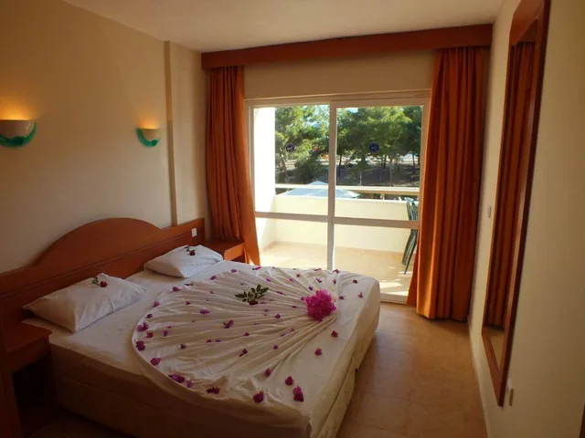 جناح بسرير مزدوج بإطلالة على البحر بغرفة نوم واحدة مع أريكة، Tuntas Family Suites Kusadasi 1/1