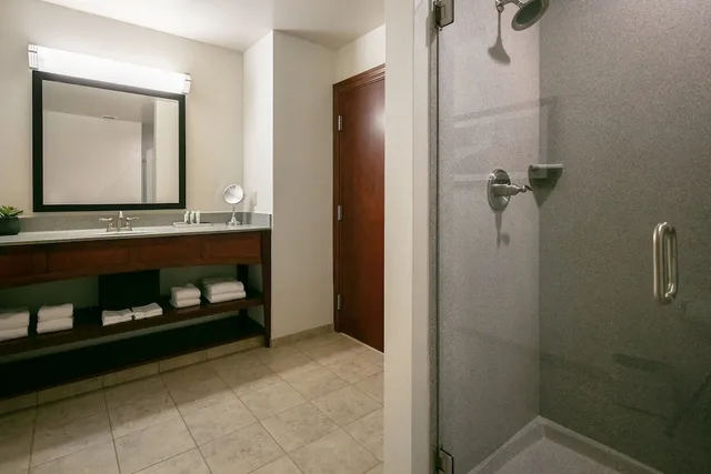 Collection, Street, Guest Room, King Bed, Water Front, Main Building، Bicycle Street Inn and Suites 2/2