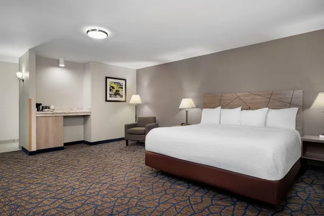 غرفة بزنس بسرير كينج، Baymont By Wyndham Waukesha 2/7