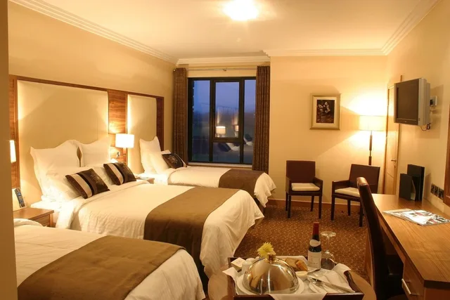 غرفة قياسية رباعية بسريرين منفصلين، Amber Springs Hotel Health Spa 1/4