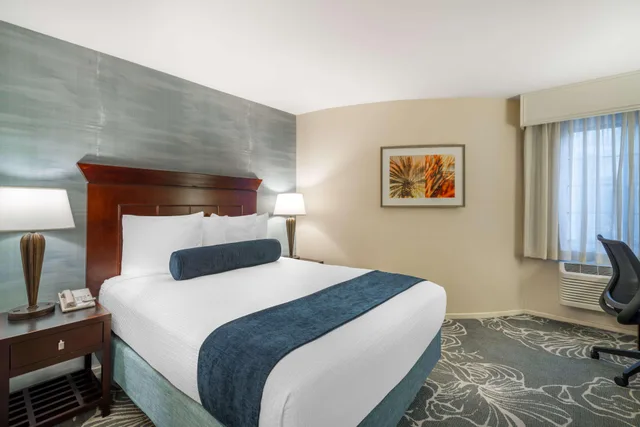 غرفة بسرير كوين، Best Western Plus Carpinteria Inn 3/9