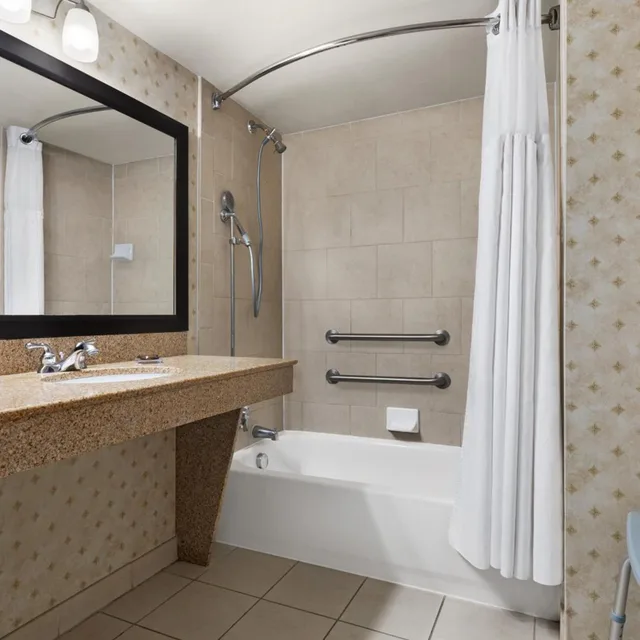 Deluxe, 2 Queen Beds, Accessible, Wingate by Wyndham Southport 3/5