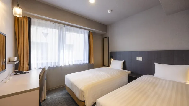 غرفة اقتصادية بسرير نصف مزدوج وسريرين منفصلين، KOKO HOTEL Shimbashi Onarimon 1/1