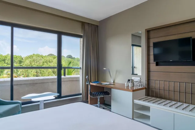 جناح بإطلالة على البحر بشرفة مع دخول الصالة، Radisson Blu Mammy Yoko Hotel Freetown 3/4