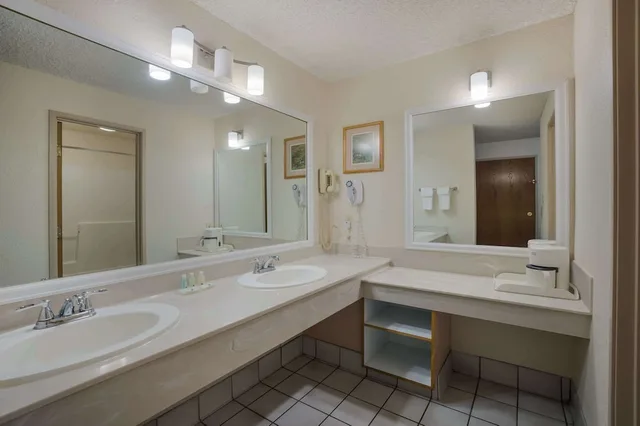 Suite, Queen Bed, Sofa, Suburban Studios Canon City, CO 6/6