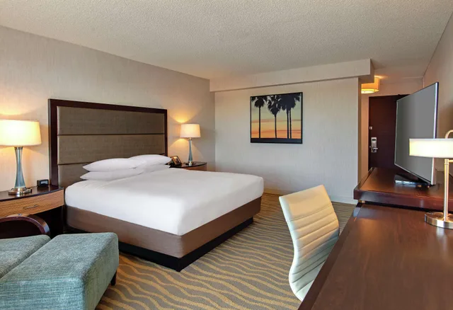 Room, King Bed, French Balcony, High Floor، Doubletree By Hilton Hotel San Diego - Mission Valley 2/3