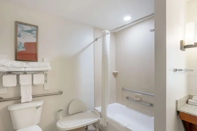 جناح بسريرين كوين مع أريكة لذوي الإعاقة، Comfort Suites Bloomsburg, PA 6/6