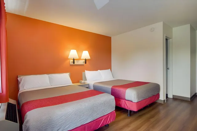 2 Full Beds Micfridge، Motel6 Tacoma, WA - Fife 1/1