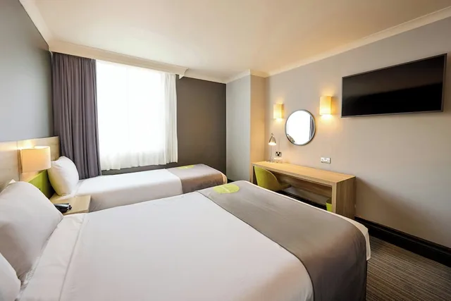 غرفة عائلية بسرير مزدوج وسرير فردي، Thistle Express London Luton 3/10