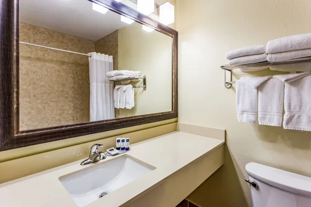 غرفة بسرير كوين لذوي الإعاقة، AmericInn by Wyndham Burnsville 3/3