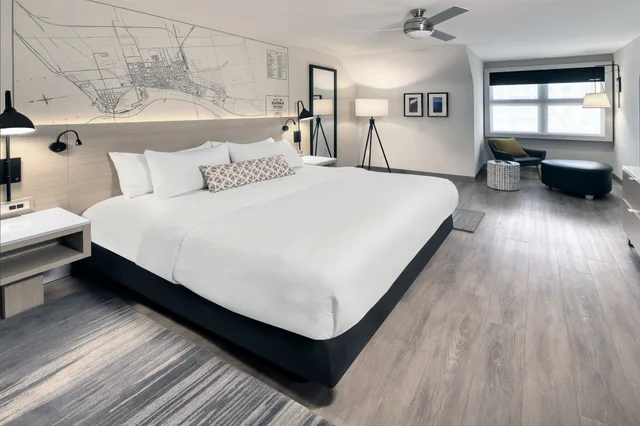 جناح جونيور بسرير كينج بغرفة نوم واحدة مع أريكة، The Insignia Hotel, Sarnia, a Tribute Portfolio Hotel 2/8