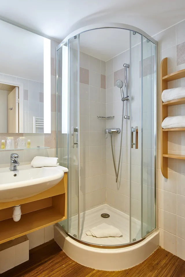 غرفة كومفورت ثلاثية بسرير مزدوج وسرير فردي بشرفة، Hotel Vacances Bleues Delcloy 6/6