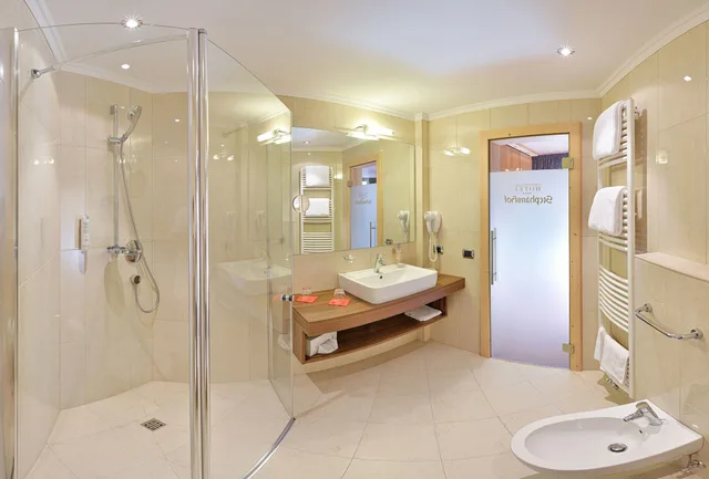 غرفة رباعية بسريرين كوين بشرفة بغرفتي نوم مع أريكة، Granpanorama Hotel StephansHof 4/4