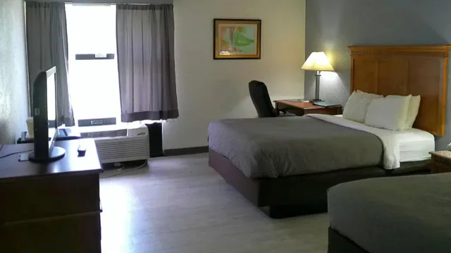 غرفة سوبيريور بسريرين كوين، Lafayette Inn & Suites 2/3