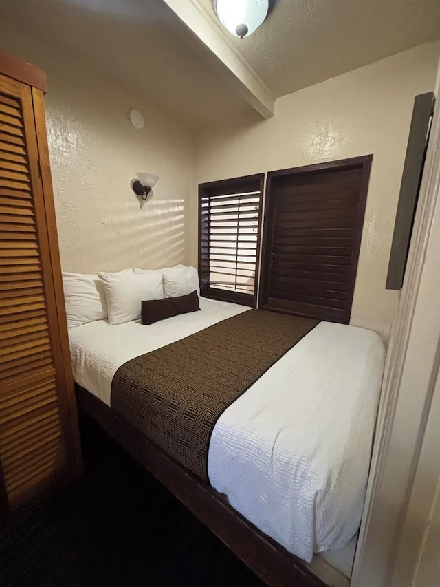 غرفة قياسية بسرير كوين بمطبخ، Capitola Venetian Hotel 1/4
