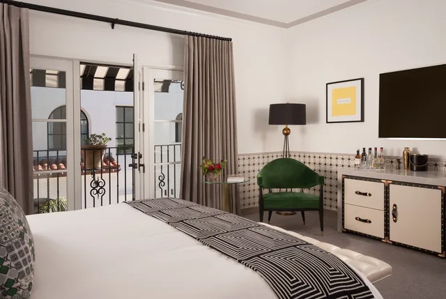 S Villa, King Bed، HOTEL CALIFORNIAN 1/1