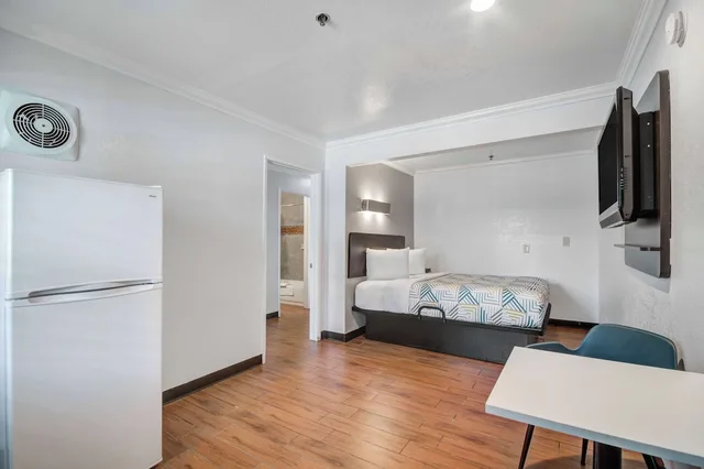 Deluxe, Suite, 2 Queen Beds, Motel6 Ontario, CA - Convention Center Airport 3/5