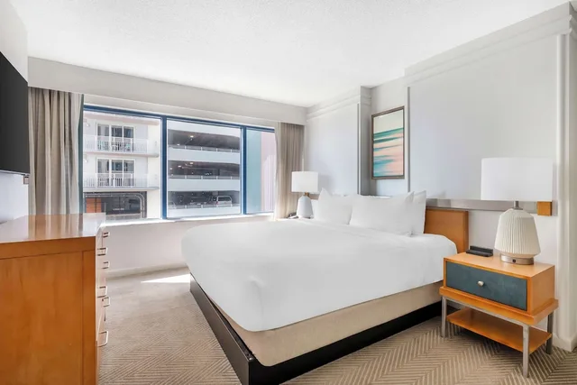 جناح بريميير بسرير كينج بإطلالة على البحر بغرفة نوم واحدة بحوض استحمام لذوي الإعاقة، Hilton Vacation Club Daytona Beach Regency 1/4