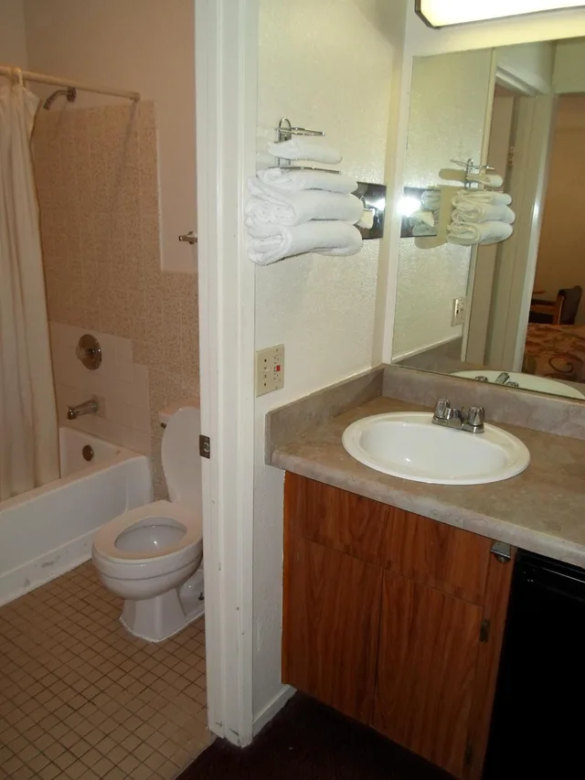 Room, Queen Bed, EZ 8 Motel Newark 1/2