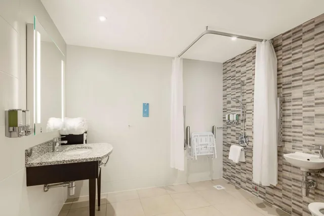 غرفة بسرير كوين مع أريكة لذوي الإعاقة، Hampton By Hilton London Stansted Airport 8/9