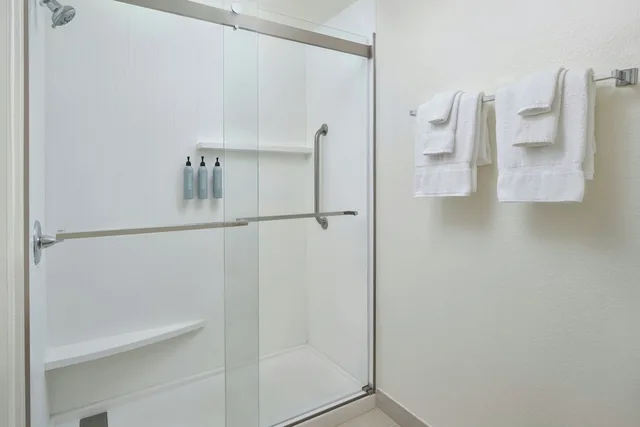 غرفة بسرير كينج مع أريكة لذوي الإعاقة، Courtyard Baton Rouge Siegen Lane 3/3