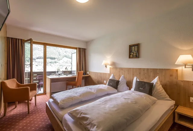 غرفة عائلية ثلاثية بسرير كينج وسرير فردي بإطلالة على الجبل بشرفة، Banklialp Hotel - Restaurant 2/6