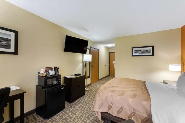 غرفة بسرير كوين لذوي الإعاقة، Quality Inn Wooster OH 2/4