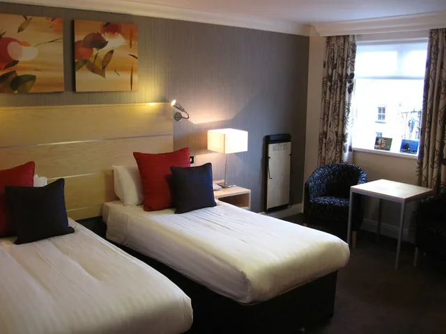 غرفة بسريرين منفصلين وسرير كينج، The Caledonian Hotel 1/3