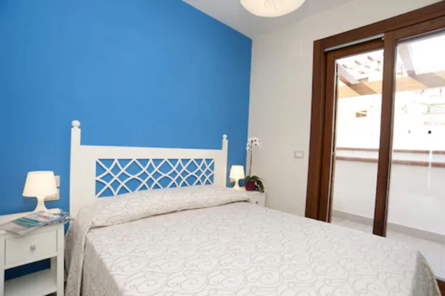 شقة عائلية بسرير كوين وسرير بطابقين بإطلالة على البحر بغرفتي نوم، Hotel Residence Il Porto 3/8