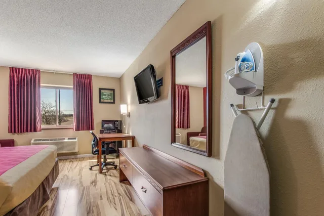 جناح بسرير كينج بجاكوزي، Econo Lodge Shelbyville KY 5/7