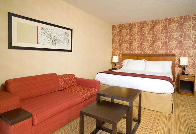 Room, King Bed, Sofa, Courtyard by Marriott Philadelphia Langhorne 3/5