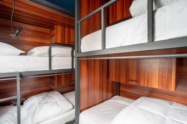 سكن مشترك مختلط صغير بثمانية أسرّة، West Beach Hotel 3/5
