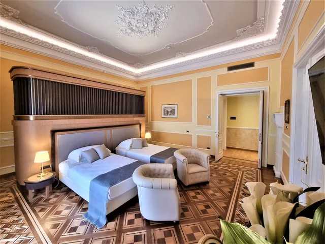 جناح رئاسي بسرير كينج وسريرين منفصلين مع أريكة، Bristol Palace 5/18