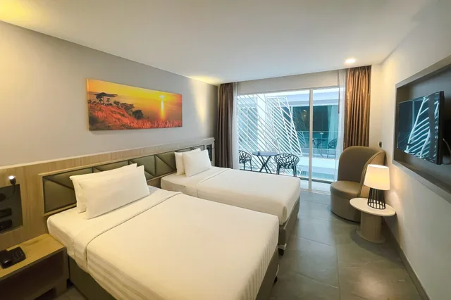 غرفة ديلوكس بسريرين منفصلين بشرفة، Clarian Hotel Beach Patong 8/10
