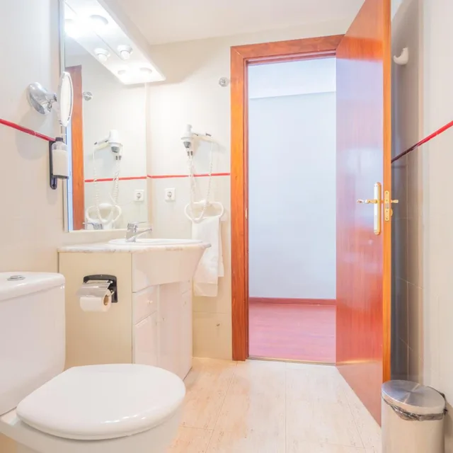 غرفة ثلاثية، Nayade hotel 7/10