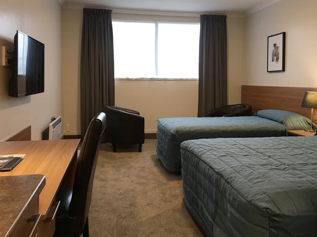 غرفة قياسية بسرير كوين وسرير فردي، The Victoria Hotel Dunedin 2/3