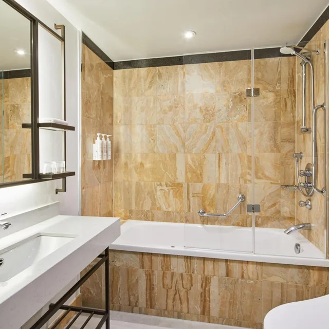Grosvenor, Superior, Family, 2 Double Beds, Square View، Marriott London Hotel Grosvenor Square 7/7