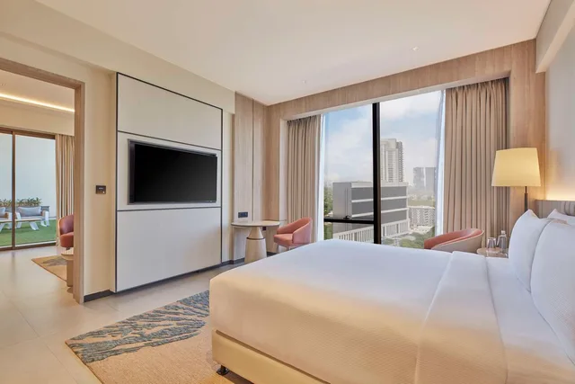 جناح بسرير كينج بشرفة مع دخول الصالة، Hilton Gurugram Baani City Centre 1/2